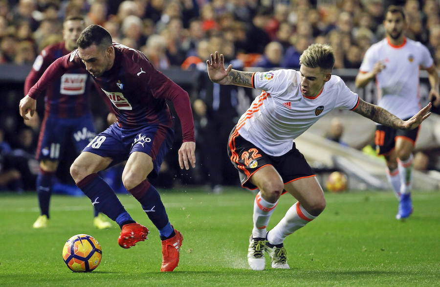 Fotos del partido disputado entre el Valencia y el Eibar en Mestalla