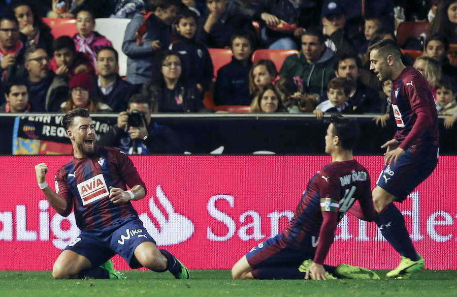 Fotos del partido disputado entre el Valencia y el Eibar en Mestalla