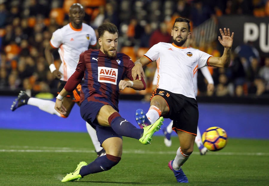 Fotos del partido disputado entre el Valencia y el Eibar en Mestalla