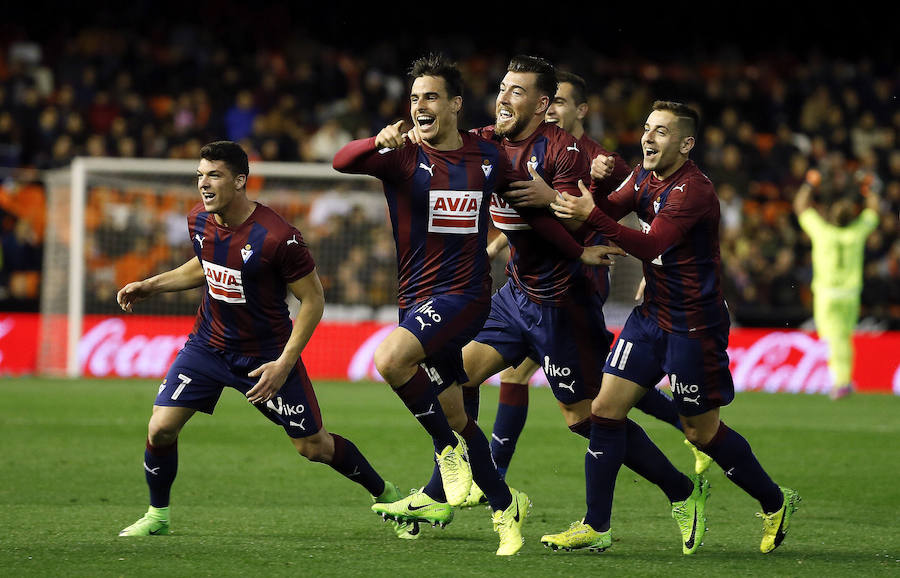 Fotos del partido disputado entre el Valencia y el Eibar en Mestalla