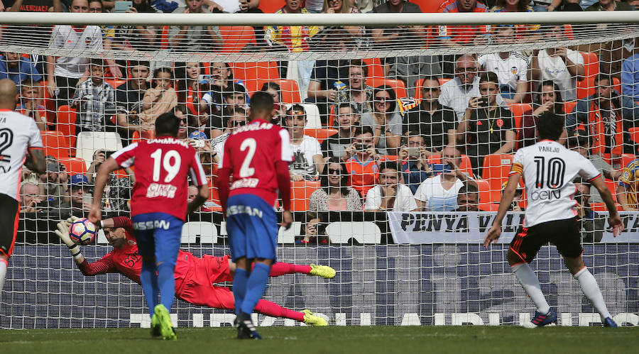 Fotos del encuentro disputado entre el Valencia CF y el Sporting