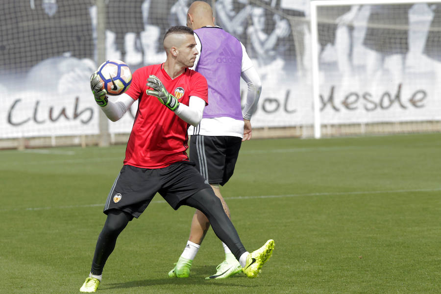 El último entrenamiento de la semana para el Valencia CF, en imágenes