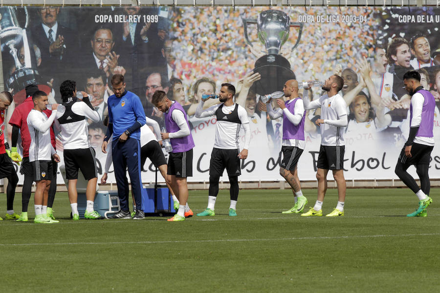 El último entrenamiento de la semana para el Valencia CF, en imágenes