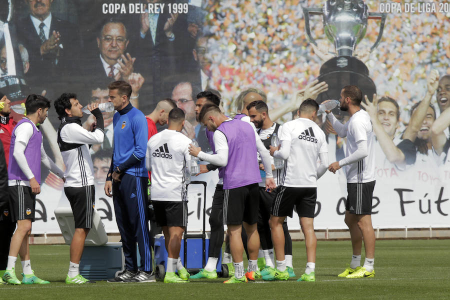 El último entrenamiento de la semana para el Valencia CF, en imágenes