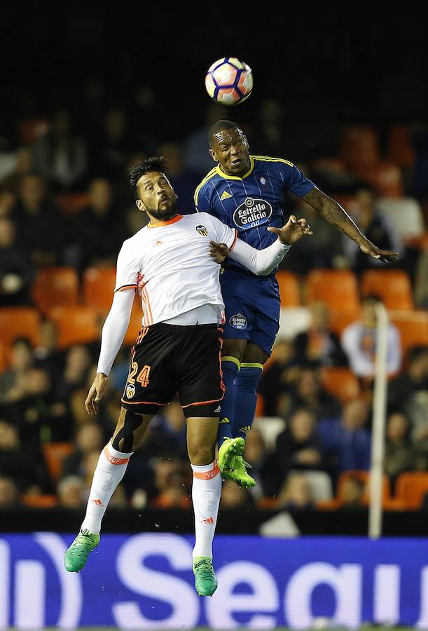 El Valencia-Celta correspondiente a la jornada 30, en imágenes