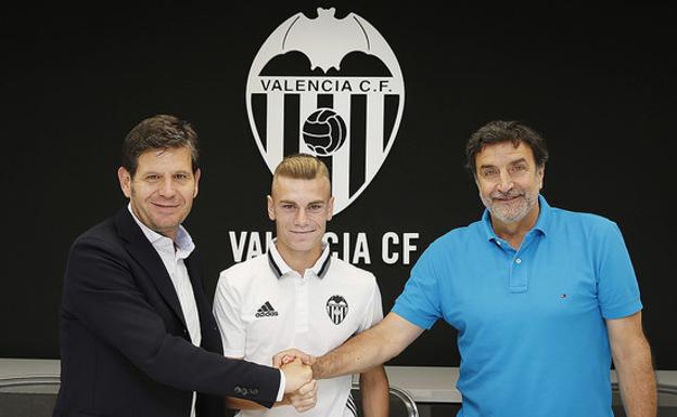 El Valencia CF renueva a Lato hasta 2021