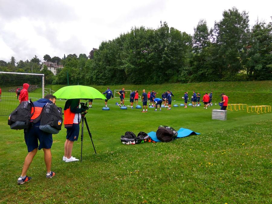 Fotos del entrenamiento del Valencia CF en Francia