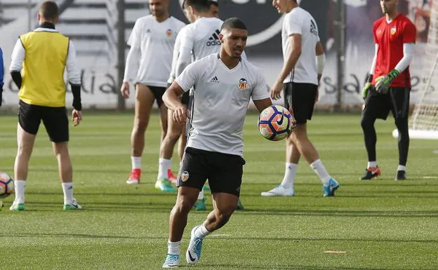 Bakkali entrena con el Valencia CF