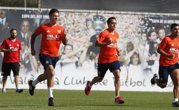 Valencia CF | Santi Mina se queda fuera de la gira norteamericana por una sobrecarga muscular