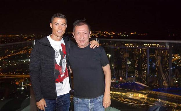 Cristiano Ronaldo viaja a Singapur para visitar al abuelo Peter Lim