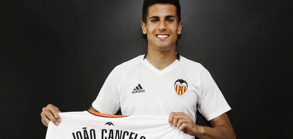 El Valencia CF mantiene que Joao Cancelo no sale este verano