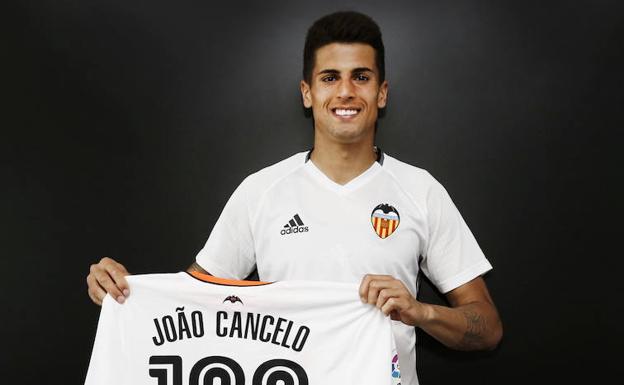 El Valencia CF mantiene que Joao Cancelo no sale este verano