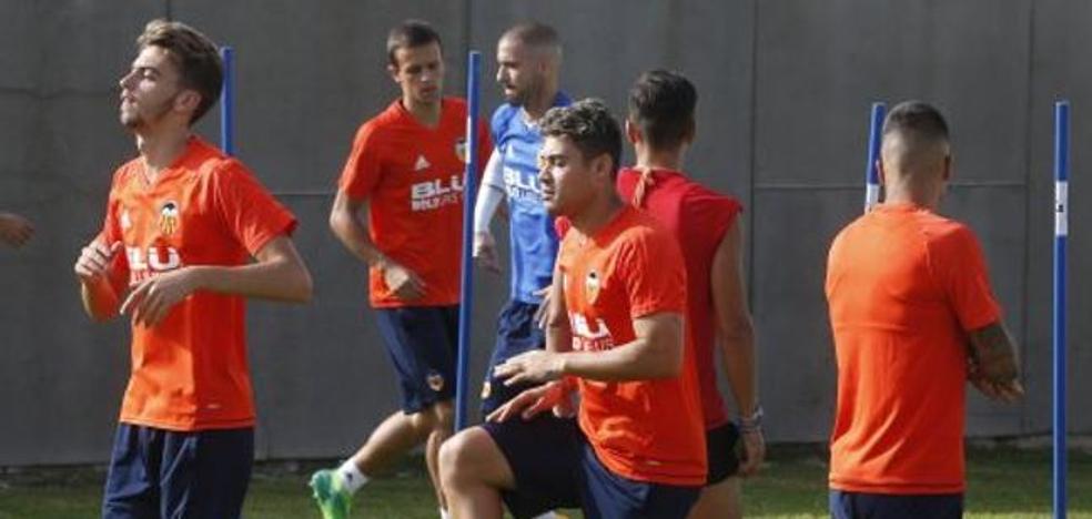 Los canteranos del Valencia CF, a la espera de los cambios en el primer equipo para concretar su futuro