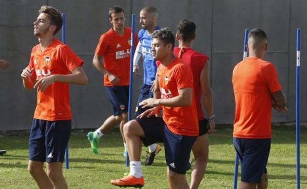 Los canteranos del Valencia CF, a la espera de los cambios en el primer equipo para concretar su futuro