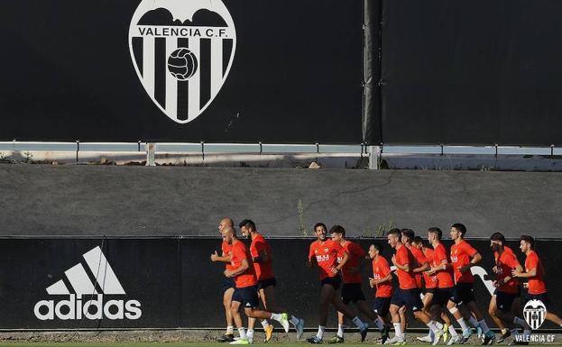 El Valencia CF continúa los entrenamientos sin Garay y Nani