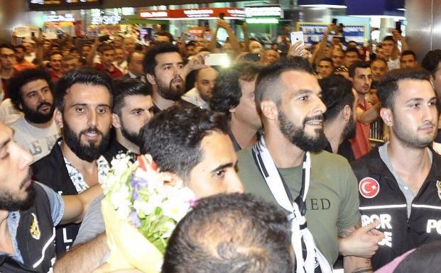 Una multitud enfervorizada recibe a Álvaro Negredo en Turquía