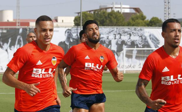 Valencia CF | Ezequiel Garay no sale a entrenar con el resto del grupo