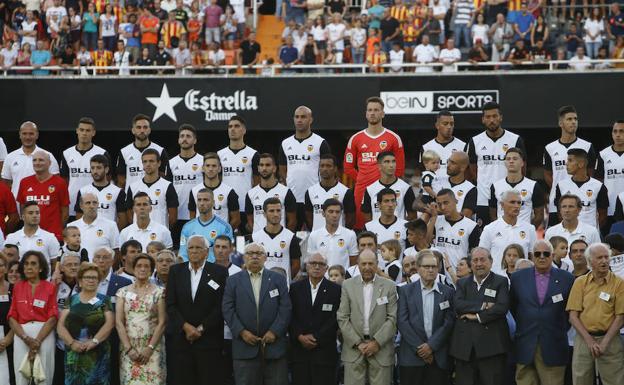 El Valencia CF se presenta ante su afición a la espera de fichajes