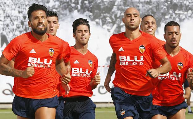 Valencia CF | Garay regresa a los entrenamientos a la espera de resolver su futuro