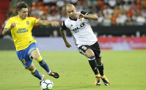 Valencia CF | Simone Zaza se une a los cánticos de la Curva Nord durante el último partido en Mestalla