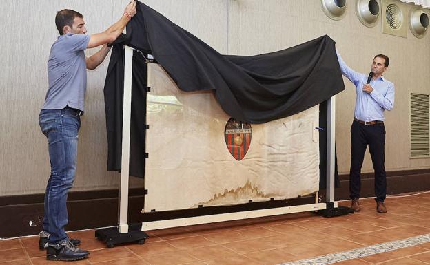 El Valencia CF recupera la bandera fundacional de 1924 desaparecida