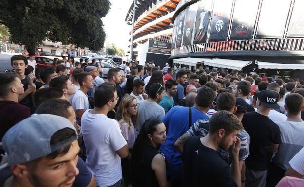 La Policía interviene en un altercado en la cola para las entradas del Levante UD-Valencia CF