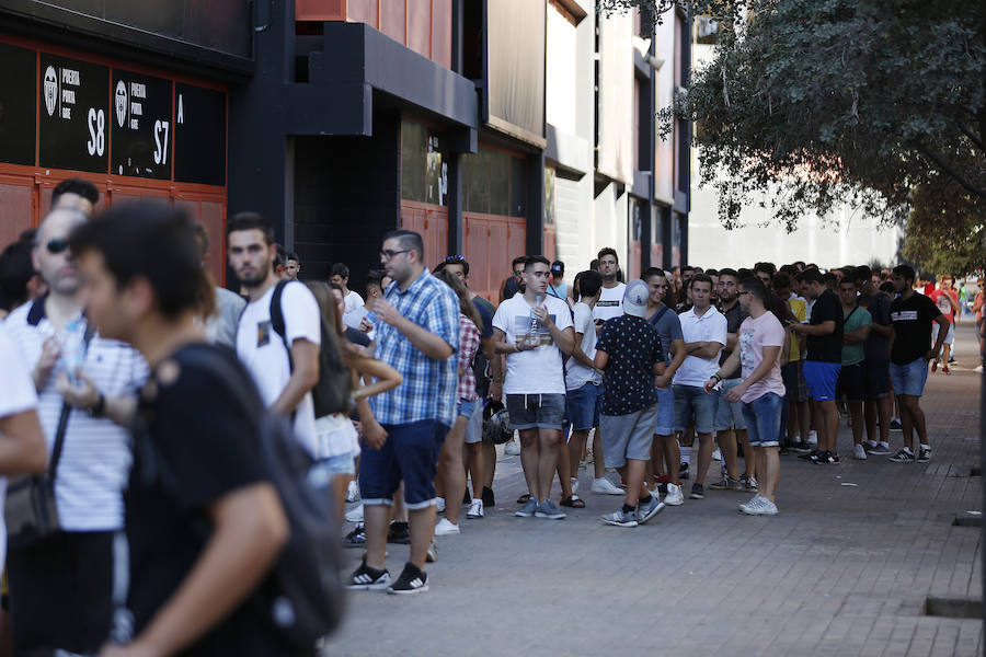 Fotos de la venta de entradas en Mestalla para el Derby contra el Levante UD