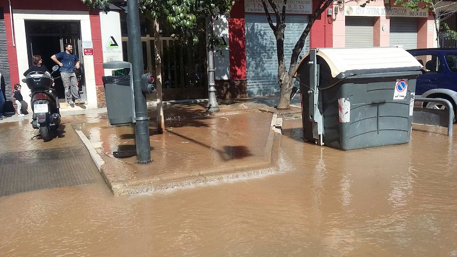 La rotura de una tubería inunda el barrio de Malilla