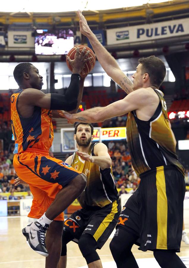 Contundente triunfo de Valencia Basket ante La Bruixa d'Or