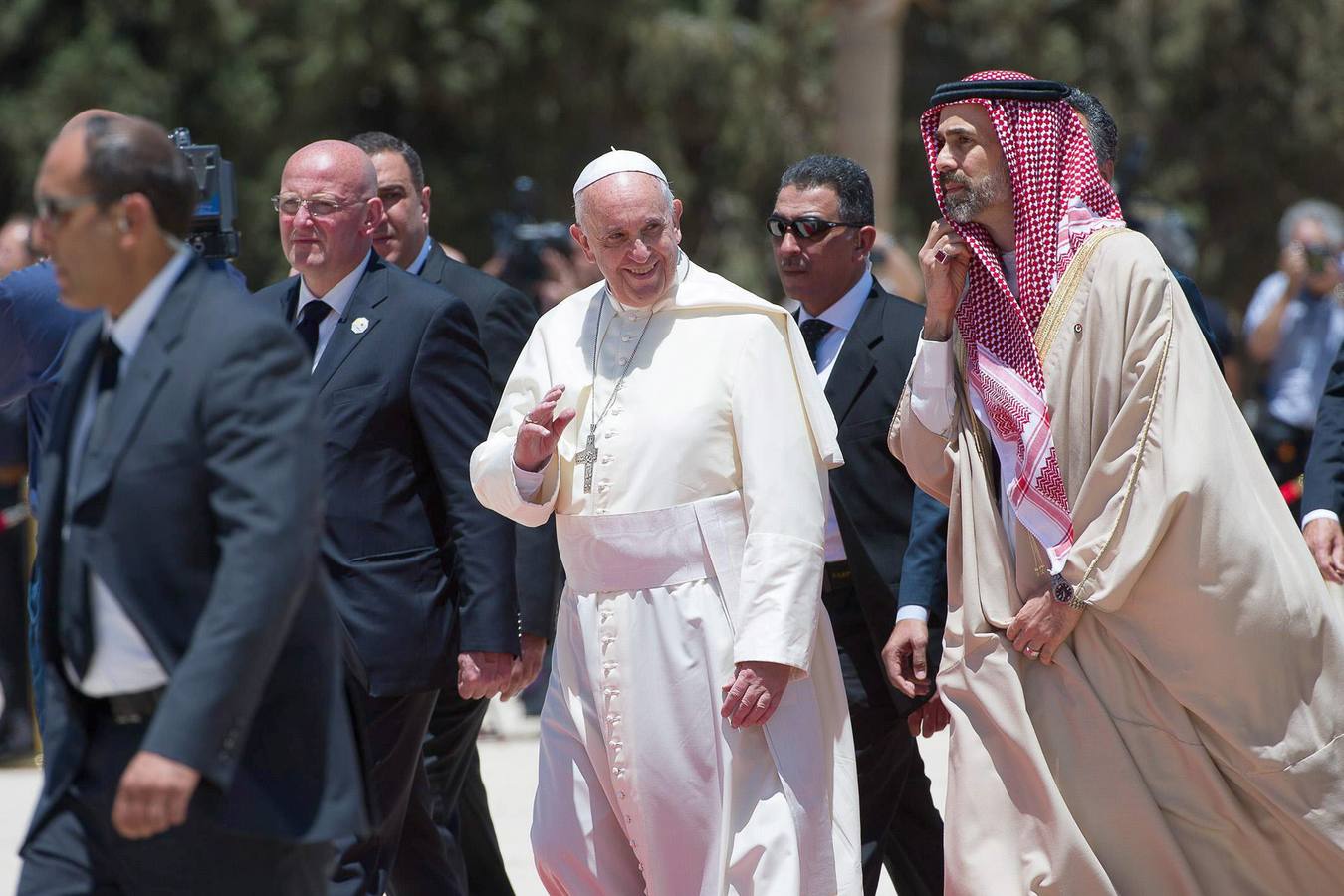 Francisco da comienzo a su delicado viaje a Tierra Santa