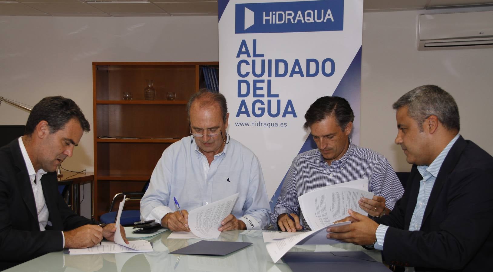 Firma del convenio entre Cáritas e Hidraqua