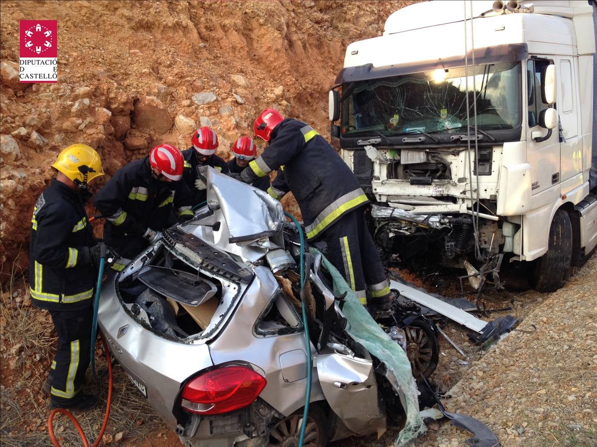 Fallece un hombre tras chocar contra un camión en Torreblanca