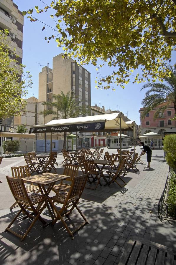 El turismo sostiene el comercio durante agosto en Elche