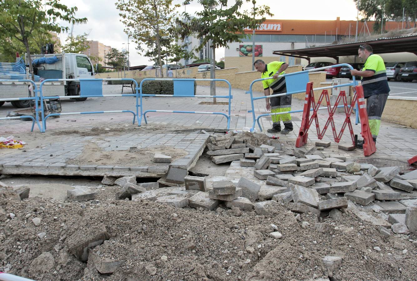 La rotura del colector de la Playa inunda calles y corta el suministro 90 minutos