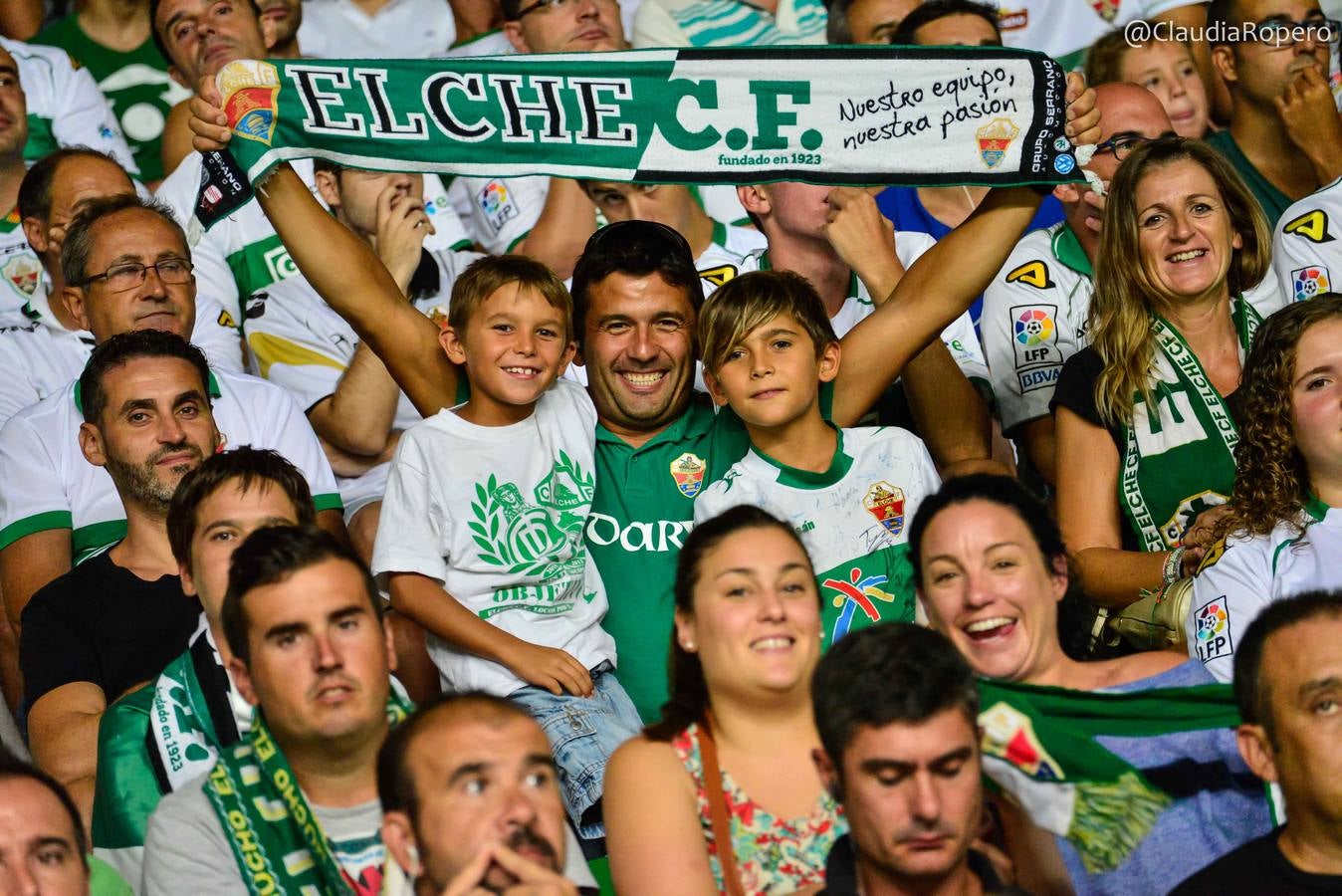 Los aficionados del Elche CF disfrutan del partido