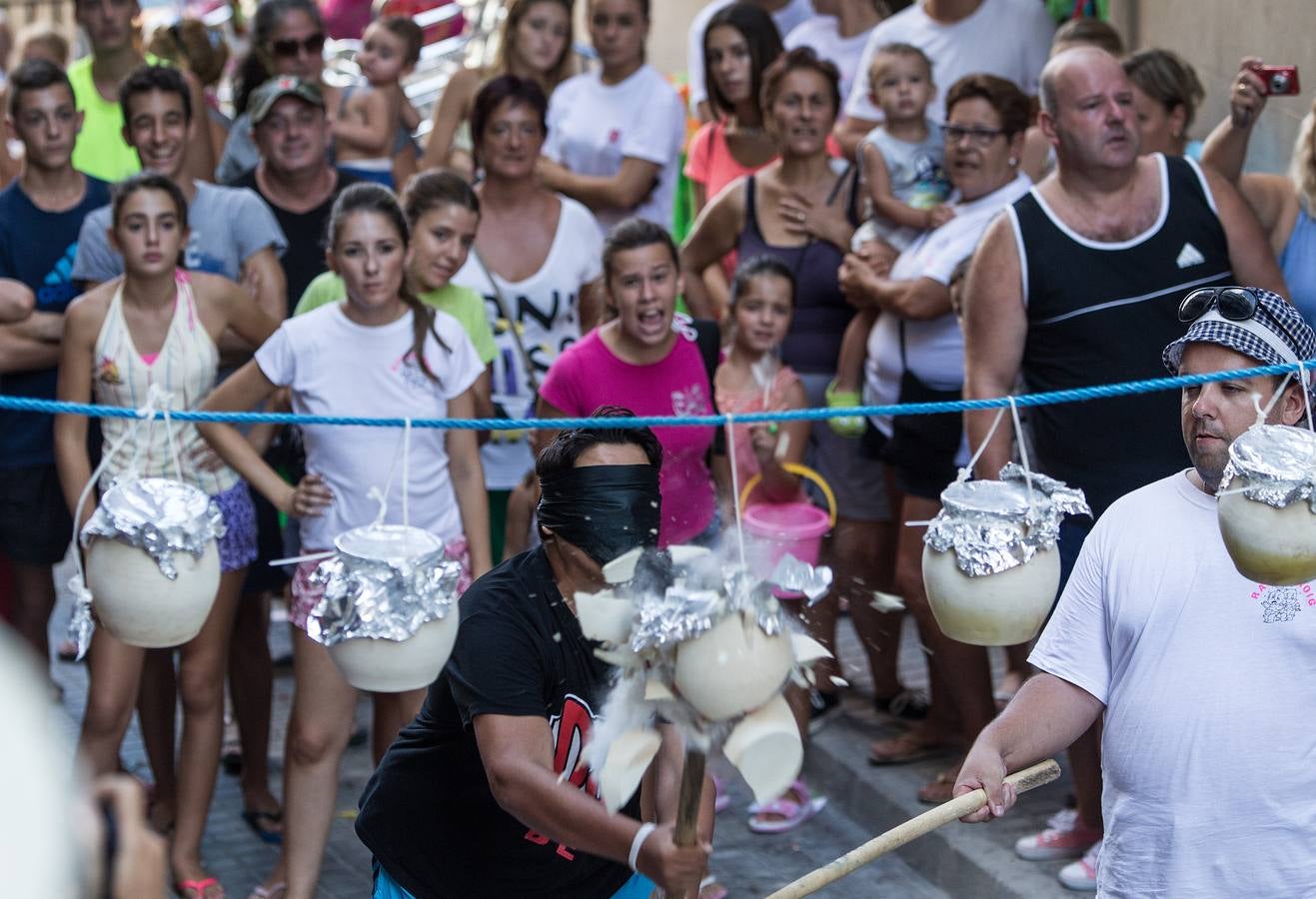 Juegos pupolares y poala durante las fiestas del Raval Roig