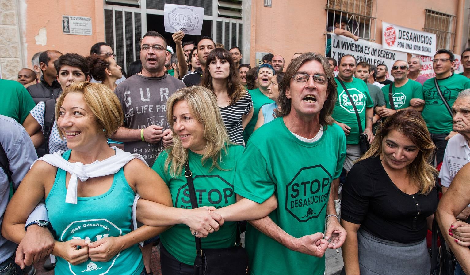 Logran aplazar el desahucio de una familia con dos menores en Alicante