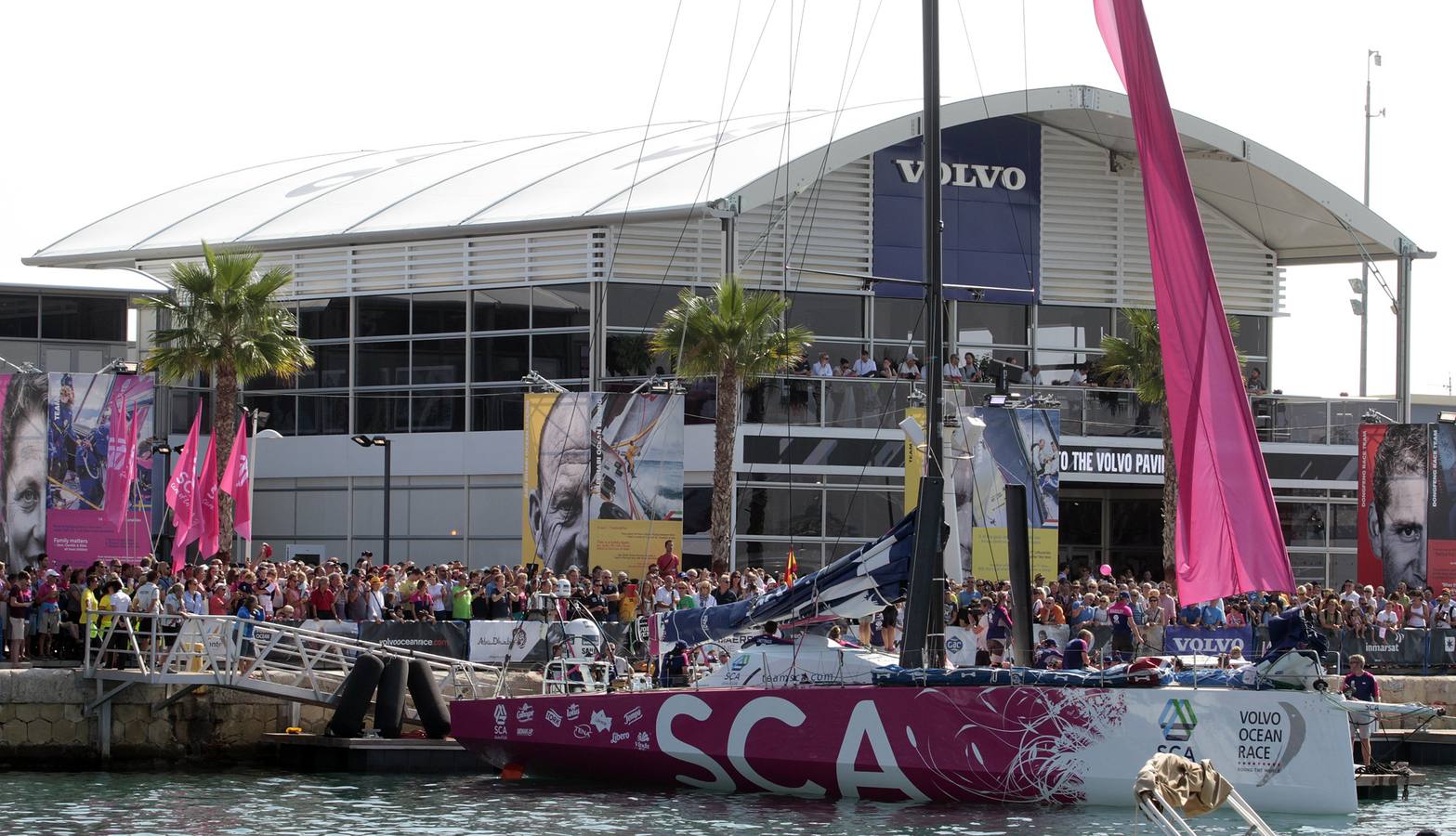 Vistosa regata costera y gran ambiente en Alicante para calentar la Volvo Ocean Race