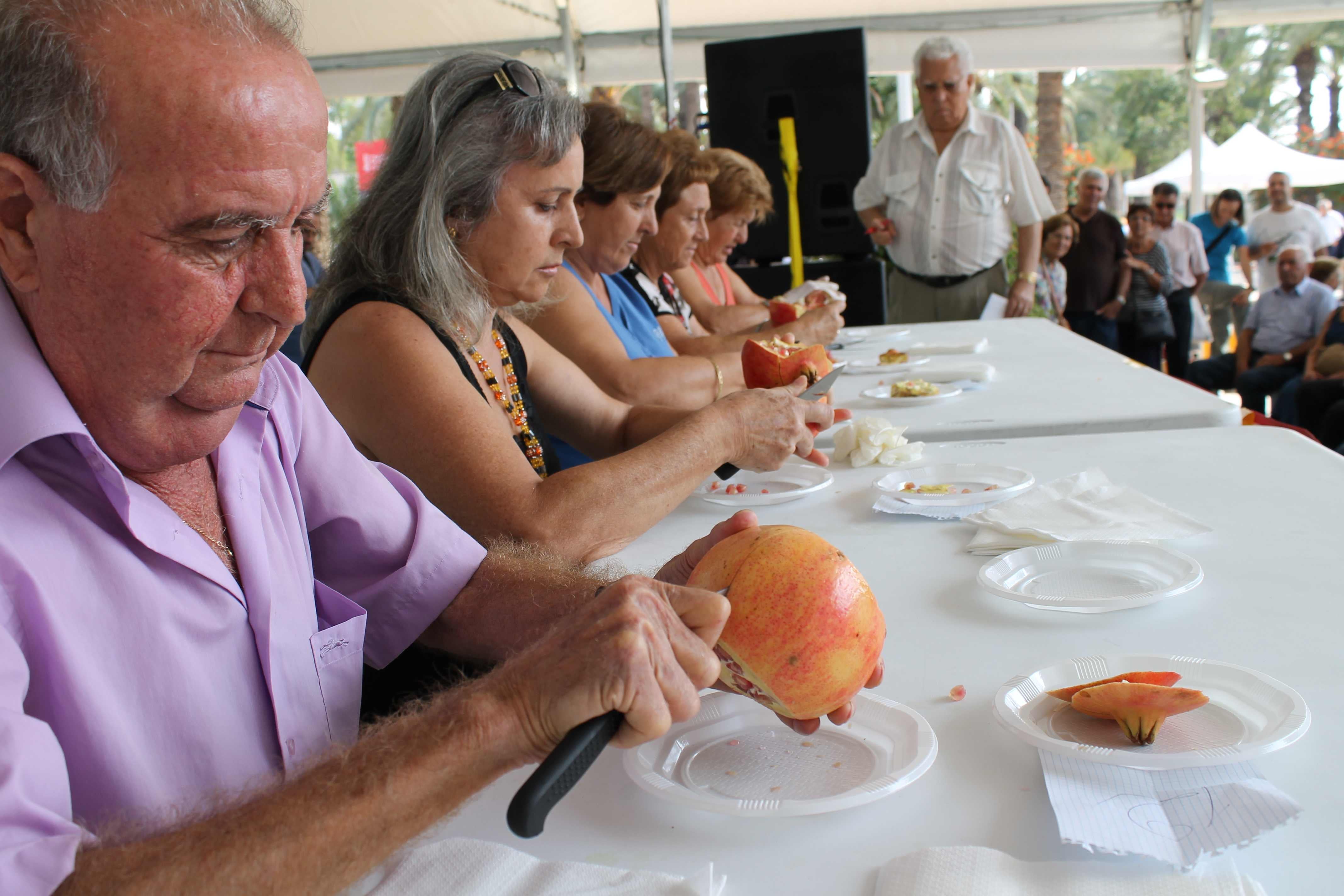 María Teresa Miralles consigue el primer premio del concurso de pelar granadas mollar