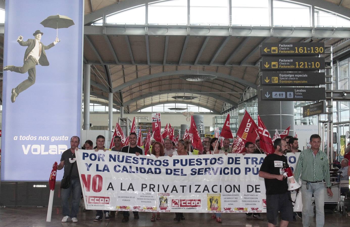 Manifestación en el aeropuerto Alicante-Elche contra la privatización y entrada de inversores en AENA