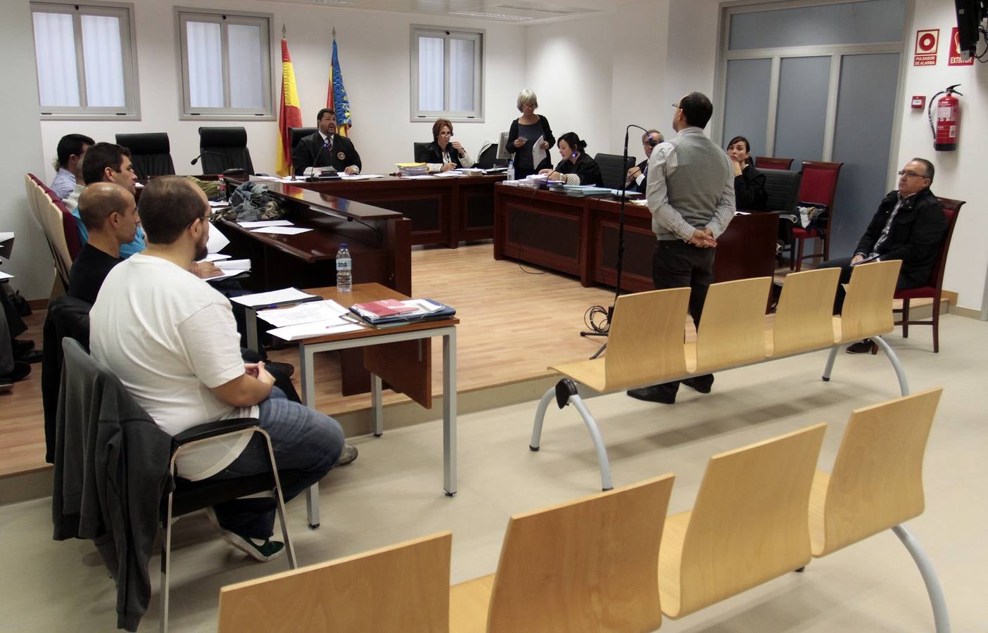 Juzgan a un policia por apropiarse de dinero de los vehículos retirados por la grúa