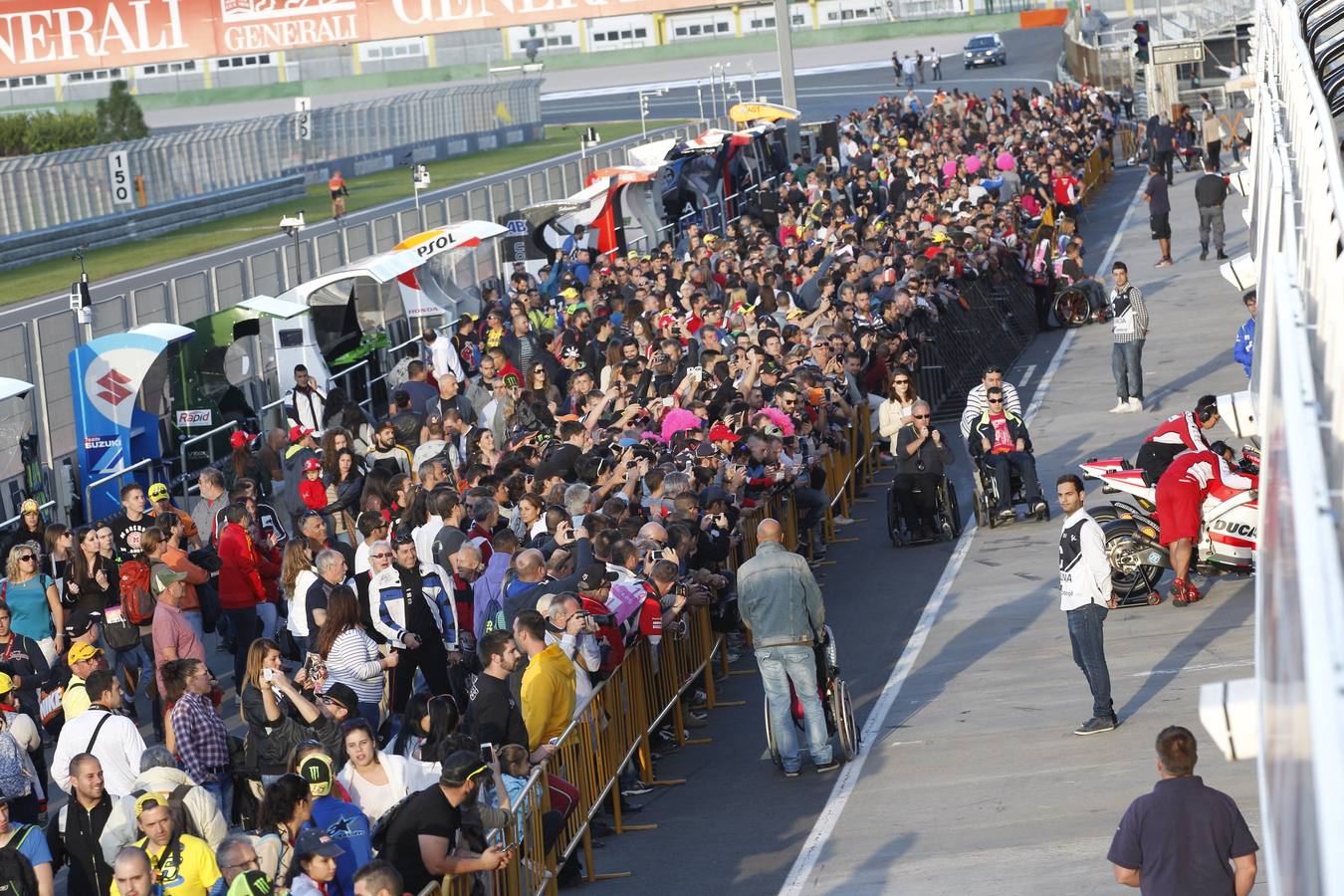 GP de Motociclismo: Los pilotos participan en el 'pit-walk'