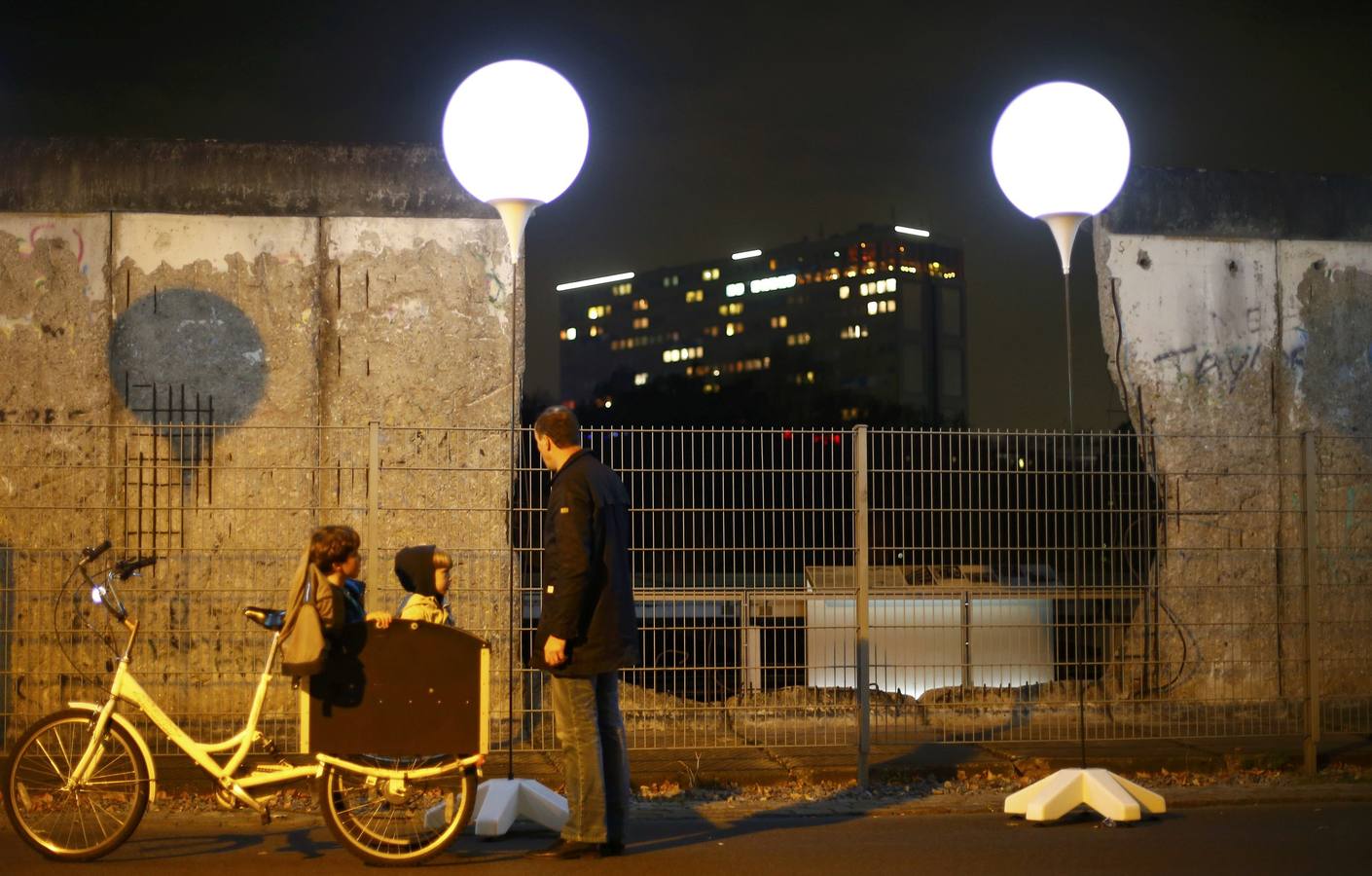 'Lichtgrenze', el recuerdo del muro se ilumina en Berlín