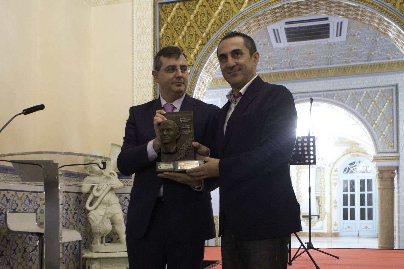 El poeta Juan María Calles recibe el premio internacional de la FMH