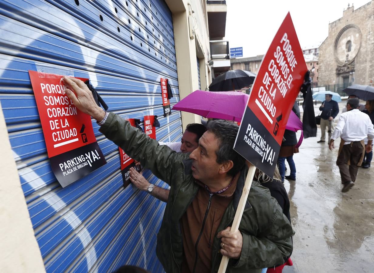 Crespones negros en el Mercado Central