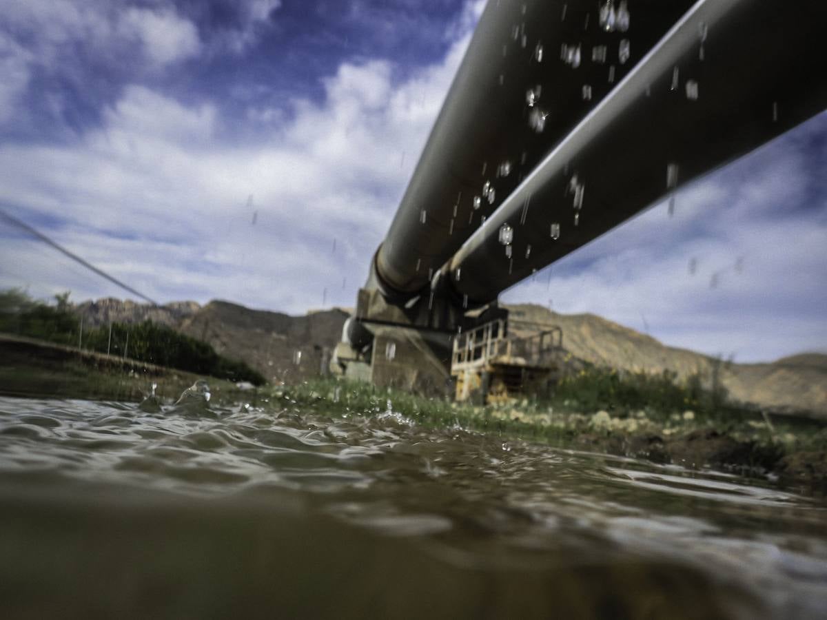 Una rotura provoca la pérdida de miles de litros de agua del trasvase