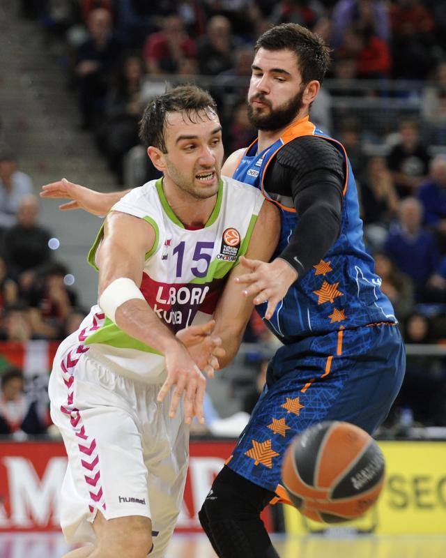 Partido entre Laboral Kutxa-Valencia Basket