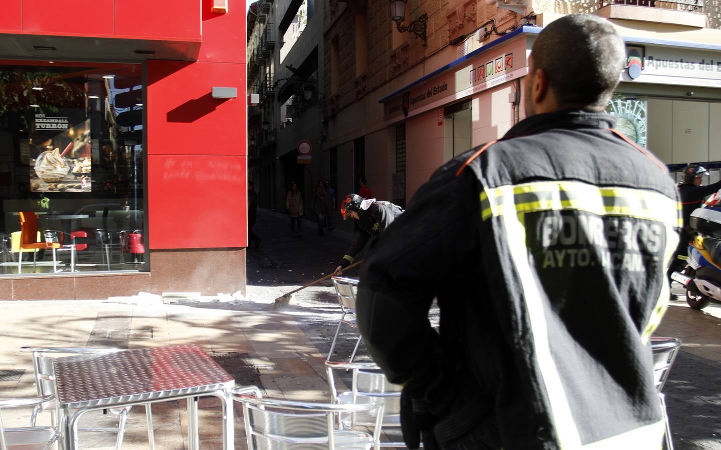 Caen trozos de una cornisa en la Rambla de Alicante