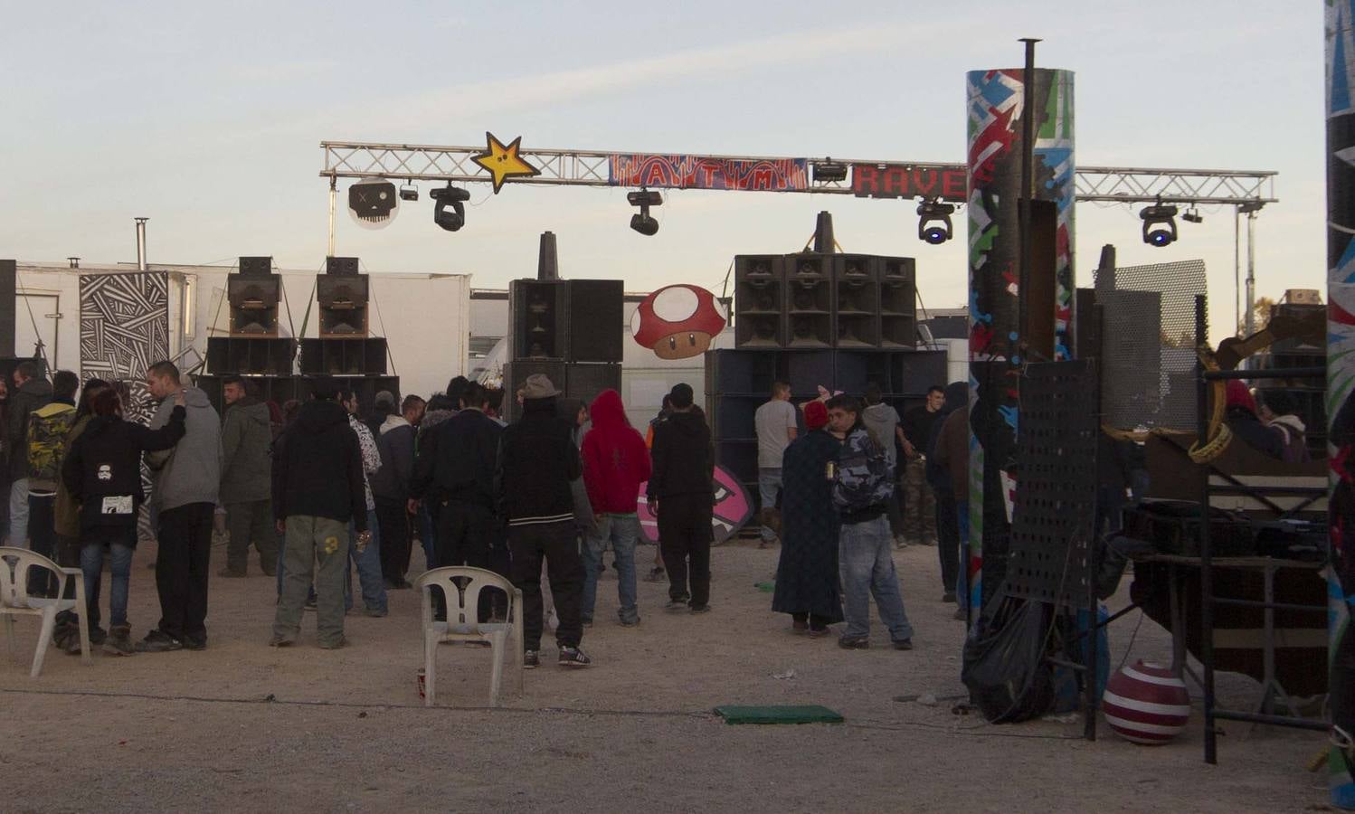 Una 'rave' ocupa el aeródromo de Benagéber desde Nochevieja