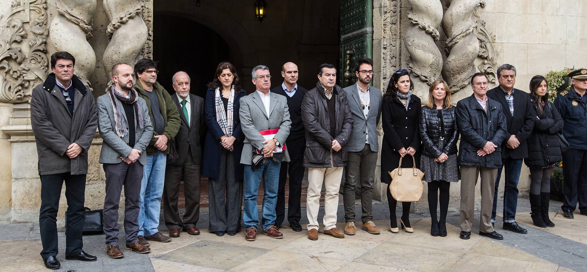 Minuto de silencio en el Ayuntamiento de Alicante por las víctimas en 'Charlie Hebdo'